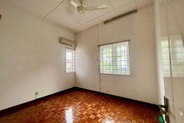 [27x75] - Usj 2, End lot, freehold, Move in condition, Newly painted, Nice marble flooring