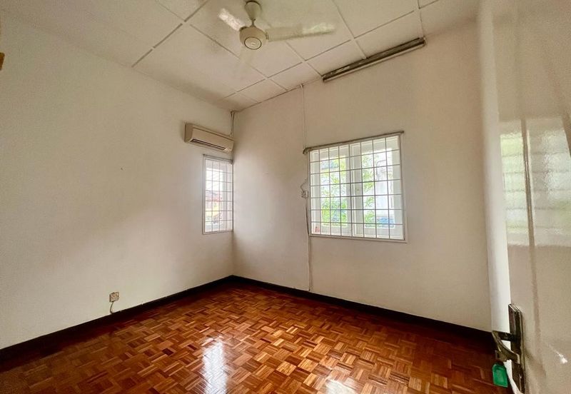 [27x75] - Usj 2, End lot, freehold, Move in condition, Newly painted, Nice marble flooring