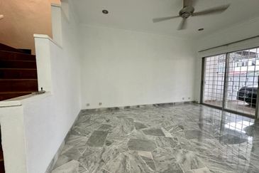 [27x75] - Usj 2, End lot, freehold, Move in condition, Newly painted, Nice marble flooring