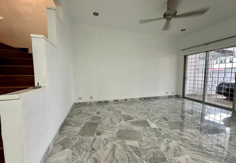 [27x75] - Usj 2, End lot, freehold, Move in condition, Newly painted, Nice marble flooring
