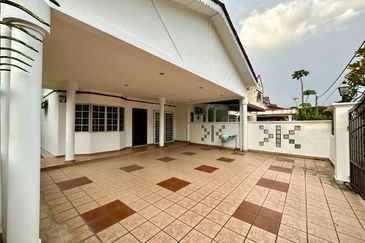 [27x75] - Usj 2, End lot, freehold, Move in condition, Newly painted, Nice marble flooring