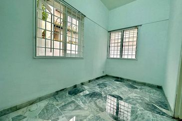 [27x75] - Usj 2, End lot, freehold, Move in condition, Newly painted, Nice marble flooring