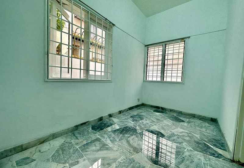 [27x75] - Usj 2, End lot, freehold, Move in condition, Newly painted, Nice marble flooring