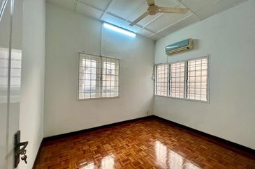[27x75] - Usj 2, End lot, freehold, Move in condition, Newly painted, Nice marble flooring