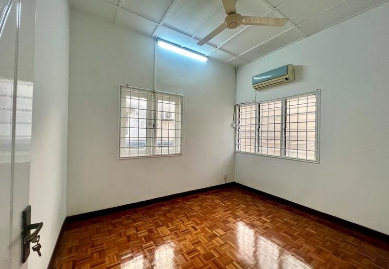 [27x75] - Usj 2, End lot, freehold, Move in condition, Newly painted, Nice marble flooring
