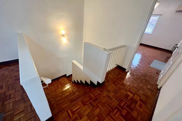 [27x75] - Usj 2, End lot, freehold, Move in condition, Newly painted, Nice marble flooring