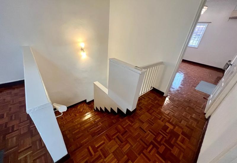 [27x75] - Usj 2, End lot, freehold, Move in condition, Newly painted, Nice marble flooring