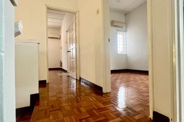 [27x75] - Usj 2, End lot, freehold, Move in condition, Newly painted, Nice marble flooring
