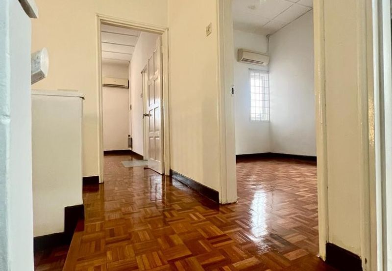 [27x75] - Usj 2, End lot, freehold, Move in condition, Newly painted, Nice marble flooring