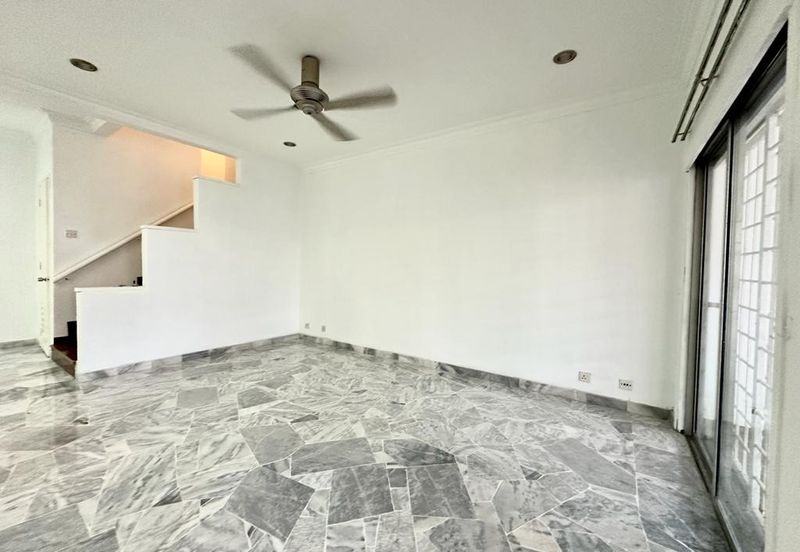 [27x75] - Usj 2, End lot, freehold, Move in condition, Newly painted, Nice marble flooring