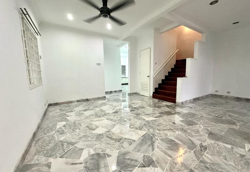 [27x75] - Usj 2, End lot, freehold, Move in condition, Newly painted, Nice marble flooring