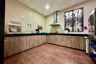 [ 3 Storey ] Usj 3D Bungalow, fully renovated and extended, ready move in condition, gated guarded 