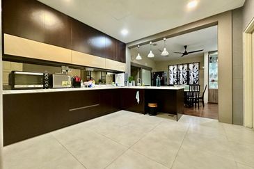 [ 3 Storey ] Usj 3D Bungalow, fully renovated and extended, ready move in condition, gated guarded 