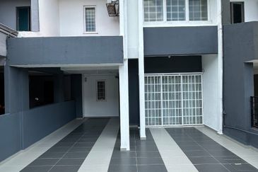 Renovated 2 storey freehold 20 x 65