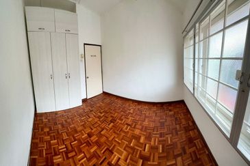 Renovated 2 storey freehold 20 x 65