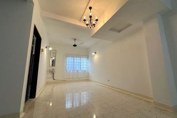 Renovated 2 storey freehold 20 x 65