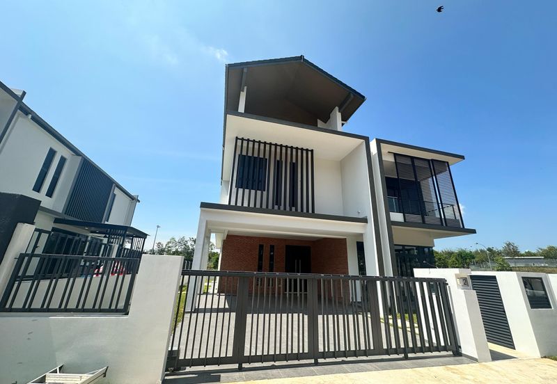 The Woodlands @ Horizon Hills - 3 Storey Corner Bungalow with Lift For Rent