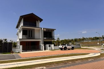The Woodlands @ Horizon Hills - 3 Storey Corner Bungalow with Lift For Rent