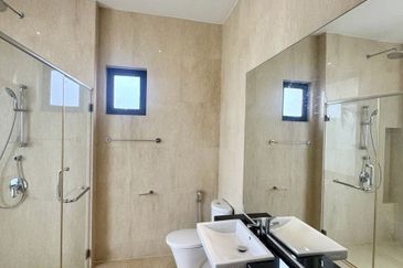 Horizon Hills 3 Storey Bungalow House For Rent