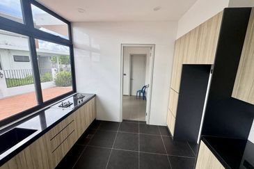 Horizon Hills 3 Storey Bungalow House For Rent