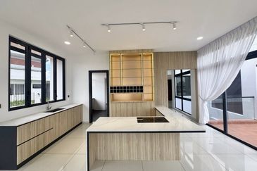 Horizon Hills 3 Storey Bungalow House For Rent