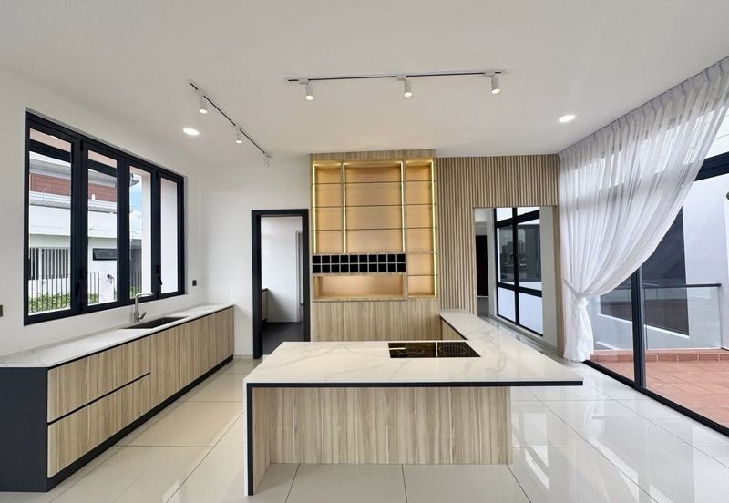 Horizon Hills 3 Storey Bungalow House For Rent