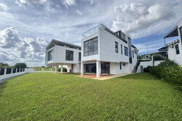 Horizon Hills 3 Storey Bungalow House For Rent