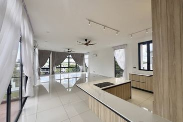 Horizon Hills 3 Storey Bungalow House For Rent