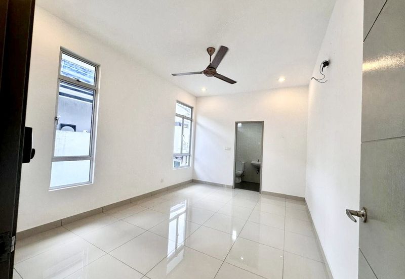 The Green @ Horizon Hills - Double Storey Terrace House End Lot For Sale Now!