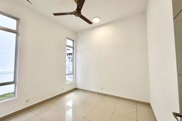 The Green @ Horizon Hills - Double Storey Terrace House End Lot For Sale Now!