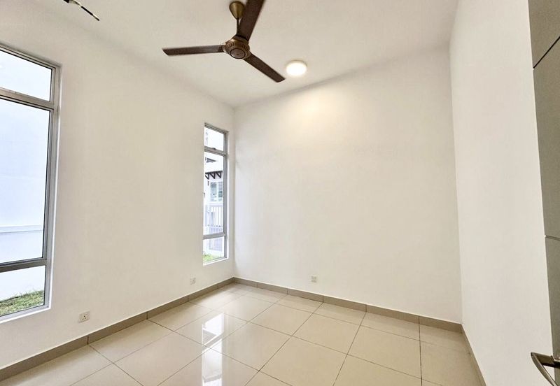 The Green @ Horizon Hills - Double Storey Terrace House End Lot For Sale Now!