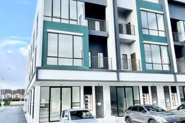 Taman Mount Austin Commercial