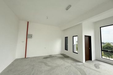 Taman Mount Austin Commercial