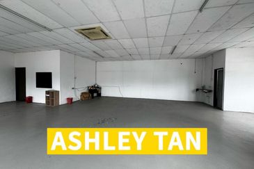 Strategic Location 1.5 Storey Terrace Factory Warehouse Valdor 7000sft