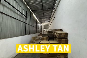 Strategic Location 1.5 Storey Terrace Factory Warehouse Valdor 7000sft