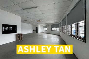 Strategic Location 1.5 Storey Terrace Factory Warehouse Valdor 7000sft