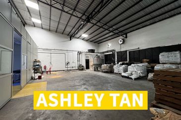 Strategic Location 1.5 Storey Terrace Factory Warehouse Valdor 7000sft