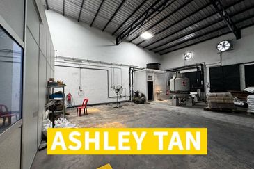 Strategic Location 1.5 Storey Terrace Factory Warehouse Valdor 7000sft