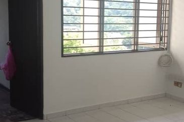 Freehold Blk 33 Taman Pekaka Sungai Dua Unfurnish Next to Lift Windy