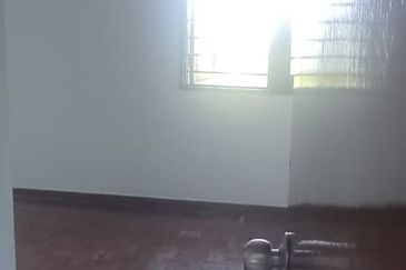 Freehold Blk 33 Taman Pekaka Sungai Dua Unfurnish Next to Lift Windy