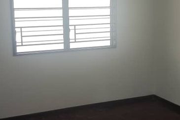 Freehold Blk 33 Taman Pekaka Sungai Dua Unfurnish Next to Lift Windy