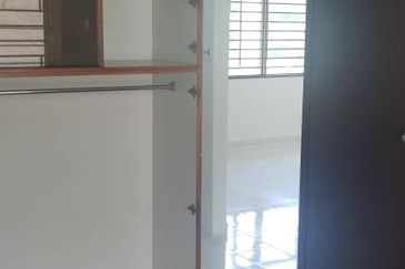 Freehold Blk 33 Taman Pekaka Sungai Dua Unfurnish Next to Lift Windy