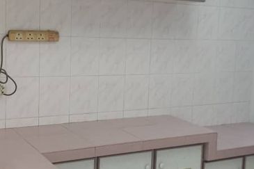 Freehold Blk 33 Taman Pekaka Sungai Dua Unfurnish Next to Lift Windy