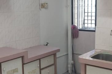 Freehold Blk 33 Taman Pekaka Sungai Dua Unfurnish Next to Lift Windy