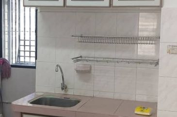 Freehold Blk 33 Taman Pekaka Sungai Dua Unfurnish Next to Lift Windy