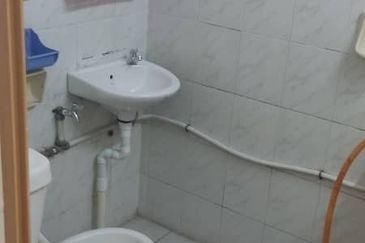 Freehold Blk 33 Taman Pekaka Sungai Dua Unfurnish Next to Lift Windy