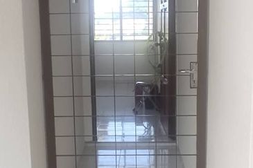 Freehold Blk 33 Taman Pekaka Sungai Dua Unfurnish Next to Lift Windy