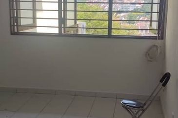 Freehold Blk 33 Taman Pekaka Sungai Dua Unfurnish Next to Lift Windy