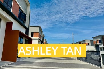 NEW & RARE! 1.5-Sty Detached Factory Bkt Minyak 14607sf HIGH CEILING!