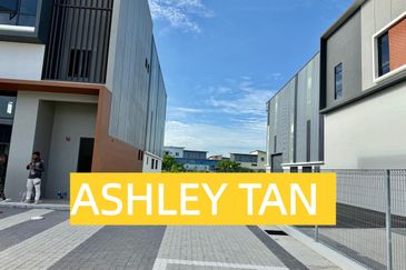 NEW & RARE! 1.5-Sty Detached Factory Bkt Minyak 14607sf HIGH CEILING!